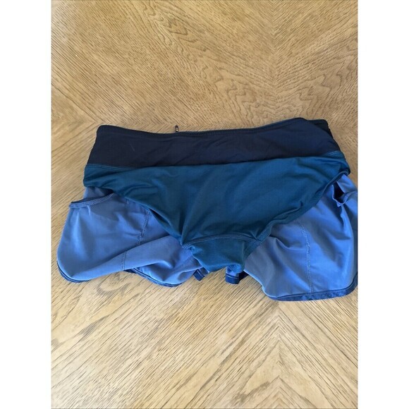 Women Lululemon Size 4 Blue Camo Shorts 2" Inseam Inner Pocket Yoga Exer… - Picture 5 of 12